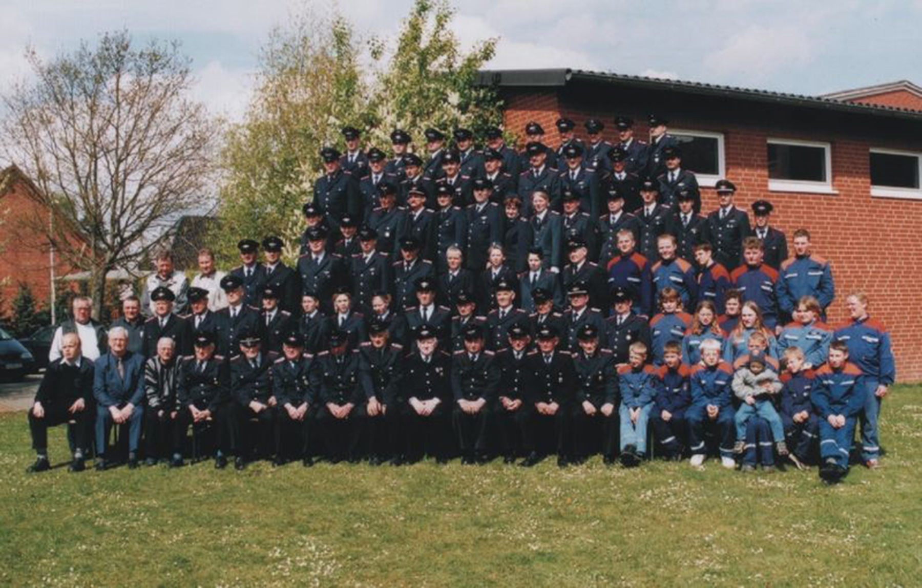 Gruppenfoto der Freiwilligen Feuerwehr Nendorf am 1. Mai 2002 (90 Personen, 89 von 141 Mitgliedern)